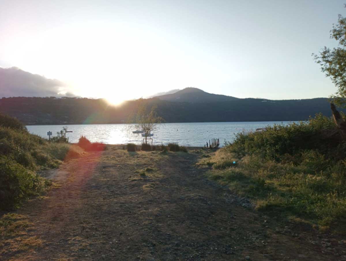 Il lago Albano senza più i 'piloni', già abbattuti