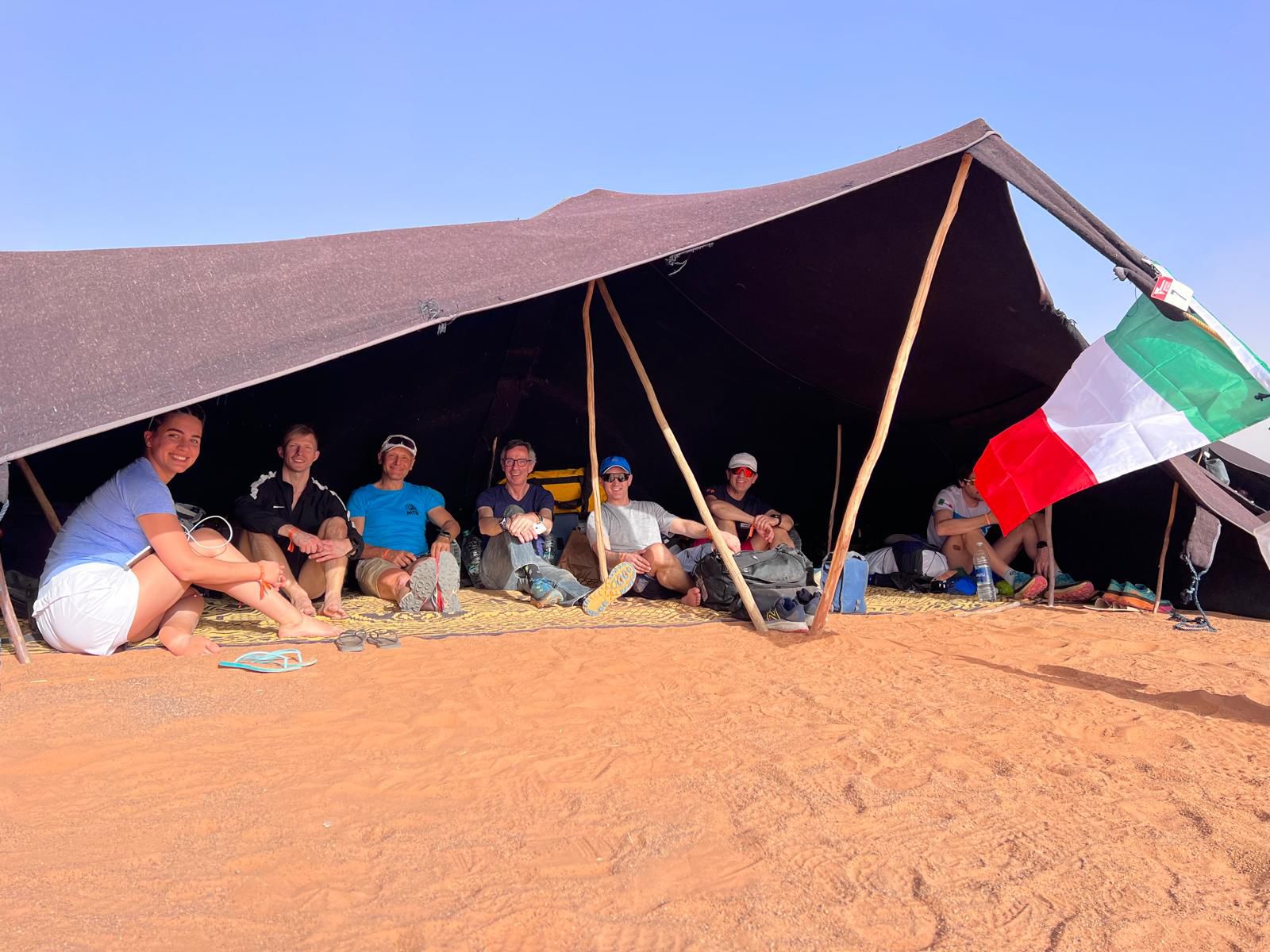 Partecipanti Marathone des Sables Marocco durante un momento di riposo in tenda 