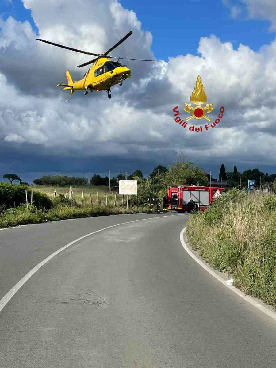 L'intervento dell'elicottero in Via della Stazione di Pavona per trasportare il motociclista