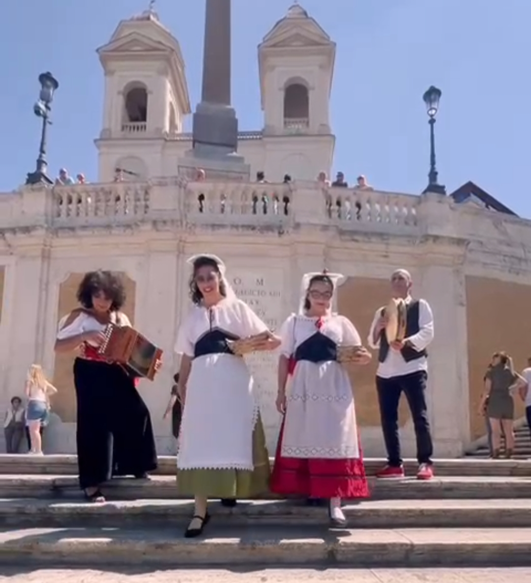 Le Fragolare di Nemi a Roma animano Piazza di Spagna con musica e fragole per tutti