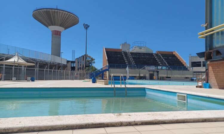 Latina, la piscina comunale scoperta sarà coperta con un pallone