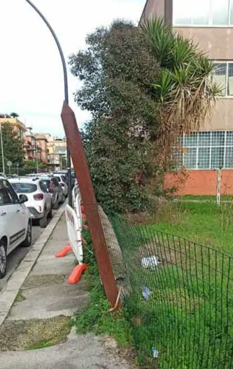 La recinzione pericolante di via Traiano al confine con la scuola Gramsci di Aprilia, prima che l'area venisse posta in sicurezza