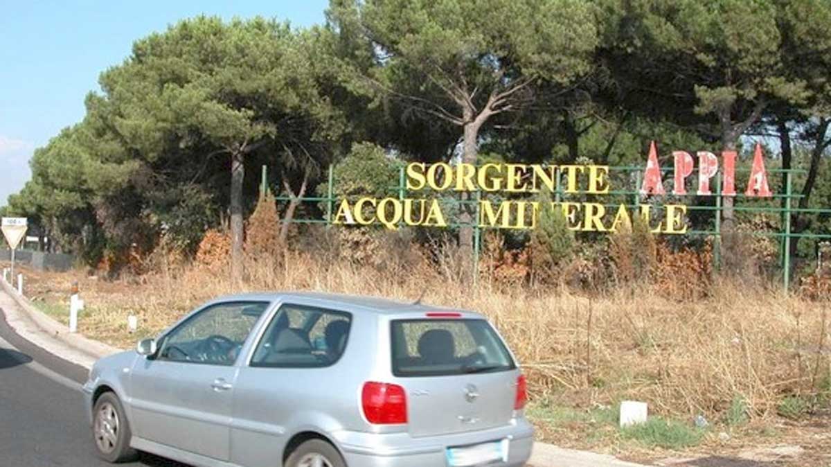 Addio alla storica Acqua Minerale Appia imbottigliata. Ma la sorgente resterà aperta