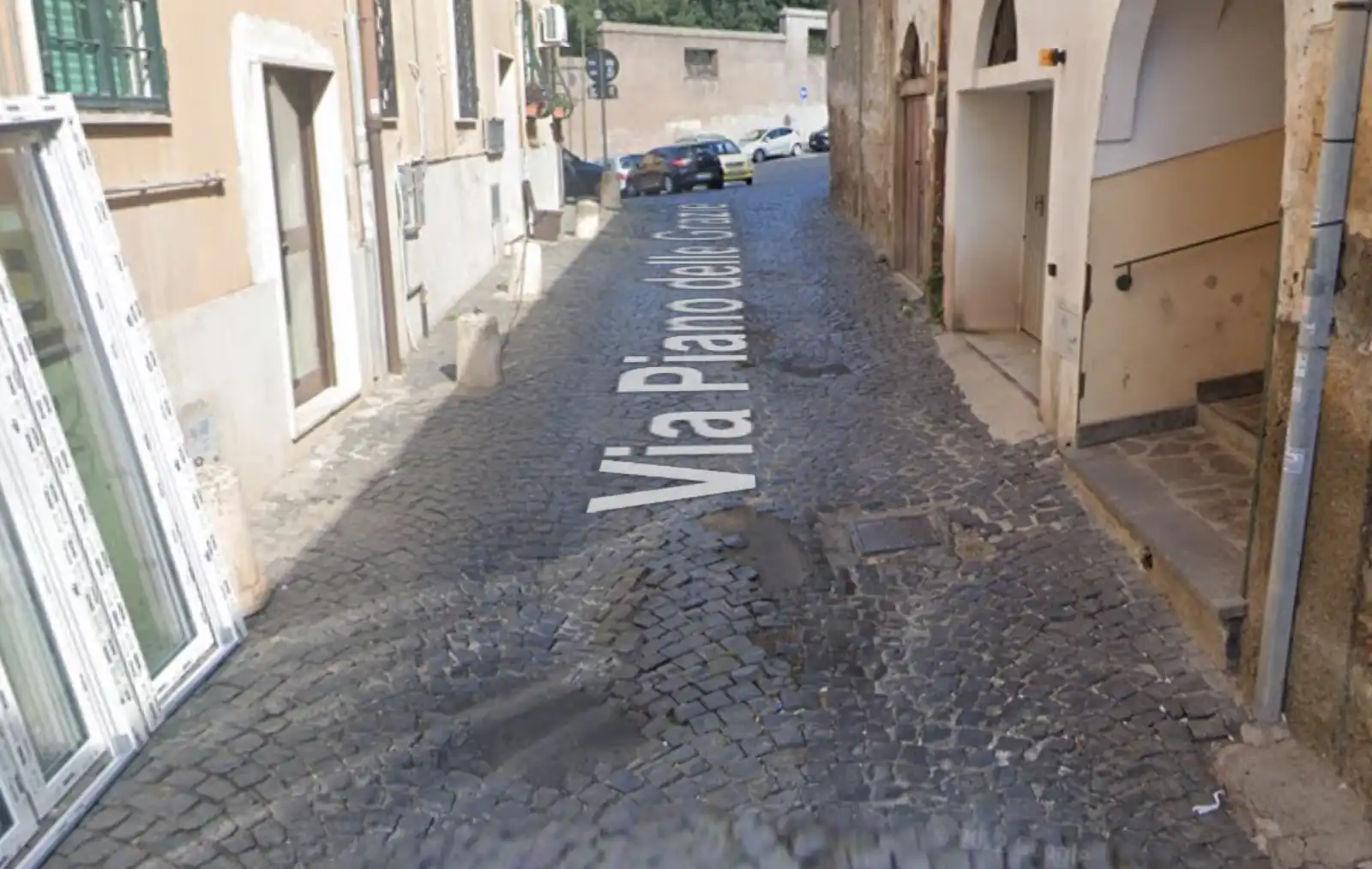 Albano, via Piano delle Grazie: sede stradale con sampietrini sconnessi