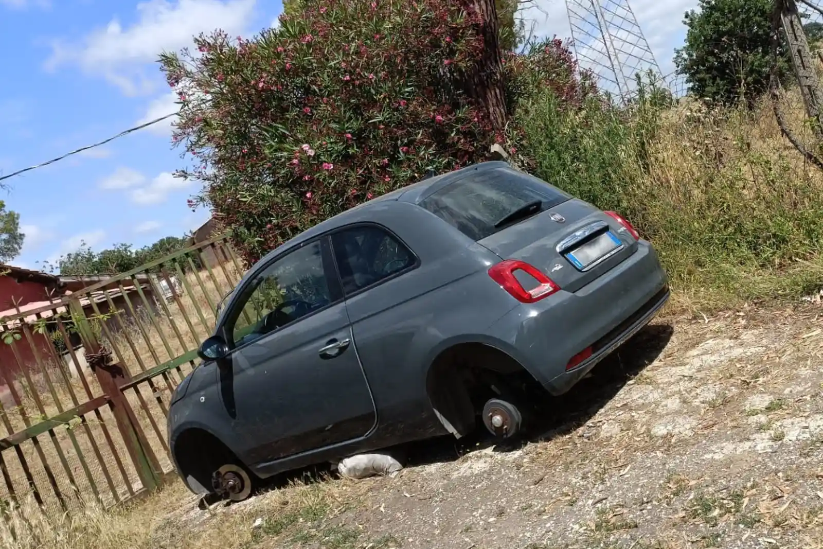 Ennesima auto rubata ritrovata nelle campagne di Aprilia... senza le ruote