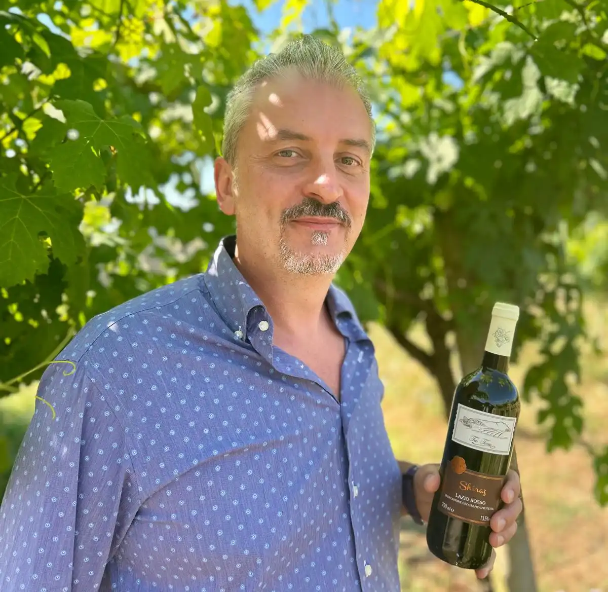 Marco Maccotta della Cantina Tre Terre di Sabaudia mostra il vino vincitore