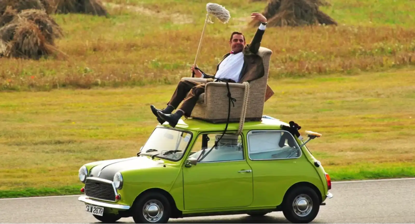 Mr. Bean alla guida di una Mini minor verde