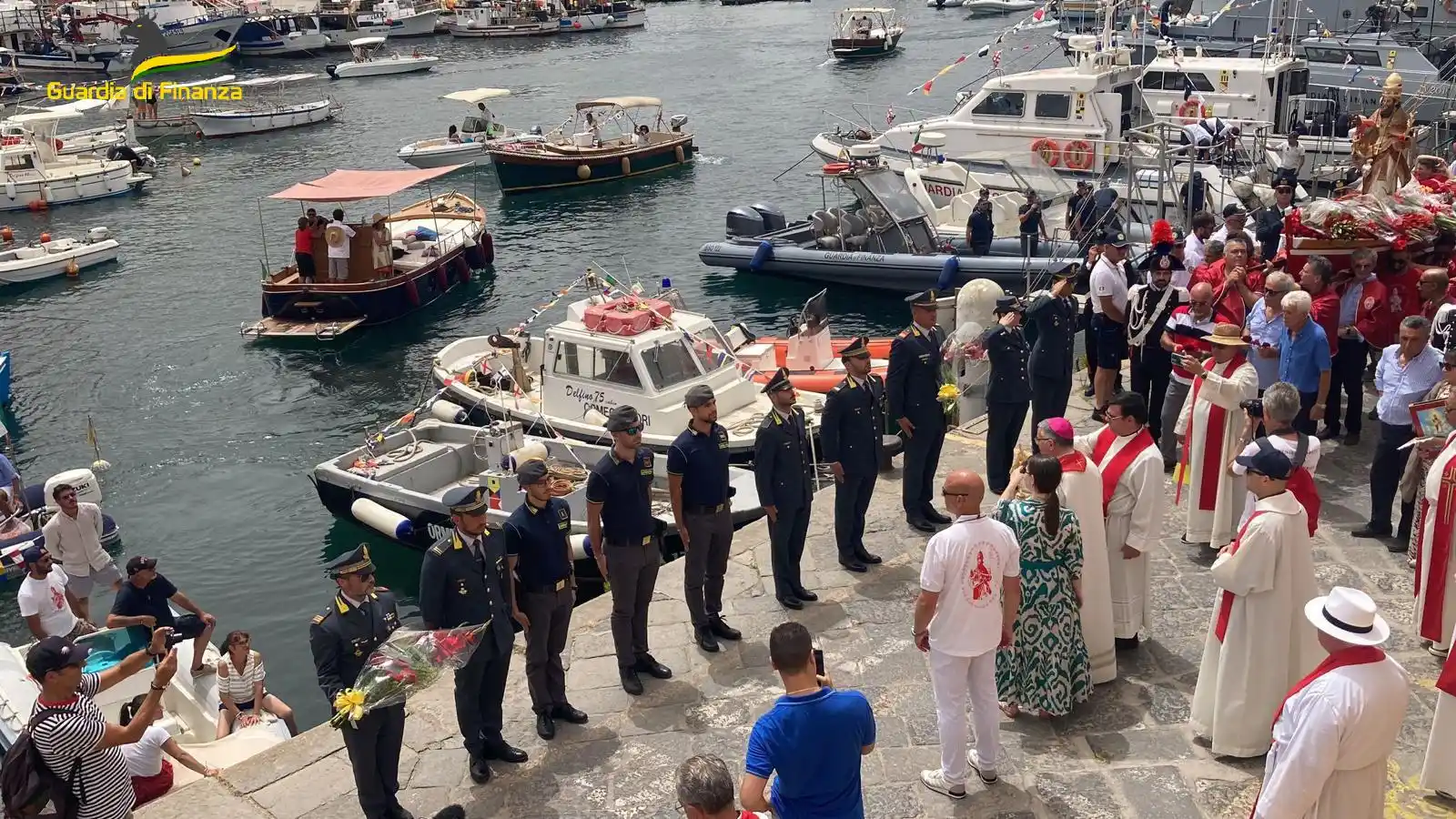 Guardia di Finanza schierata sul molo omaggia San Silverio patrono di Ponza