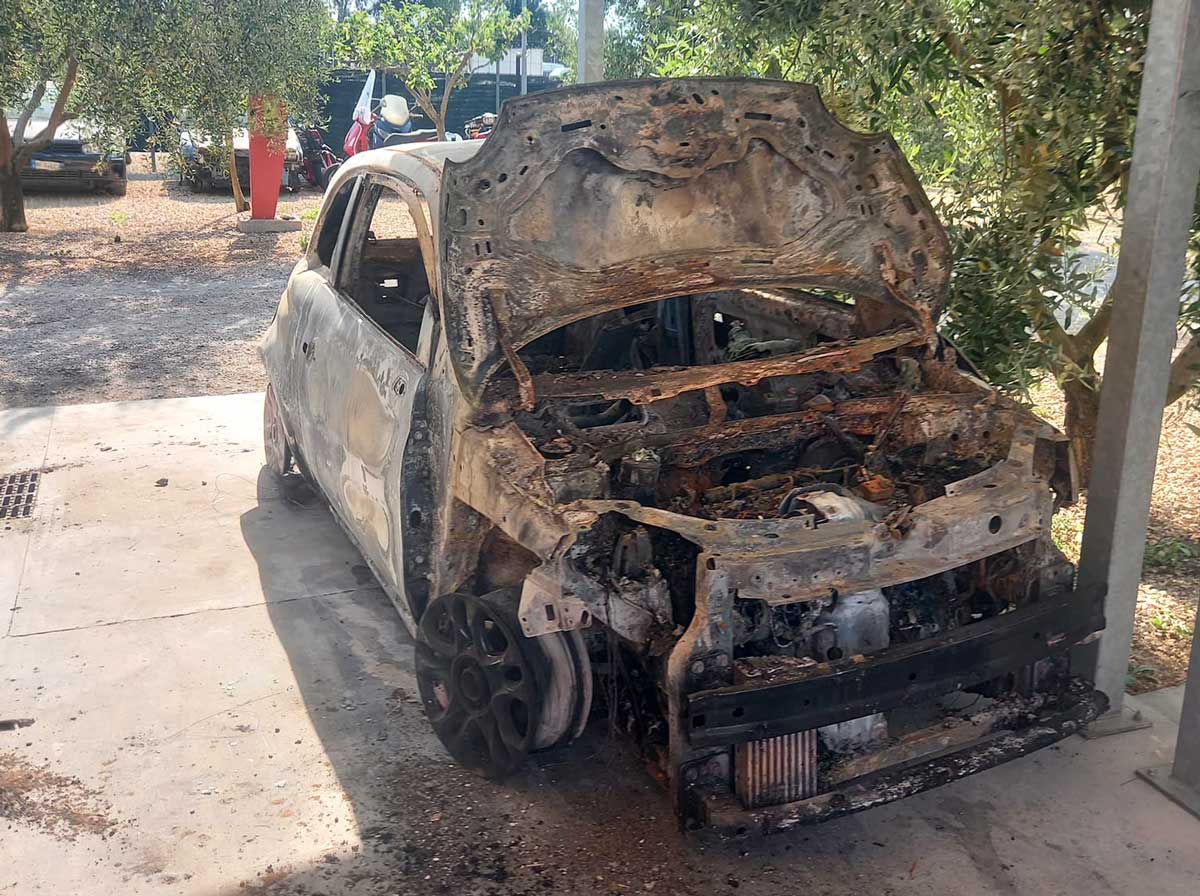 Auto rubata ad Ardea ritrovata ad Aprilia…. completamente bruciata