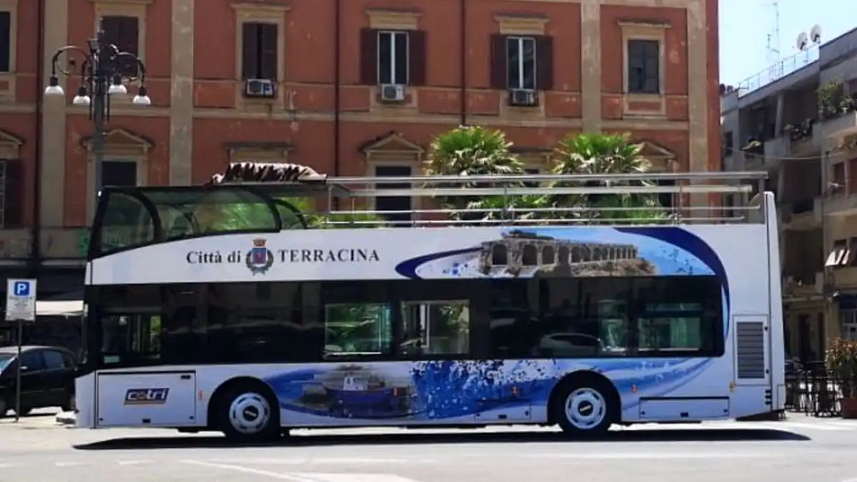 L'autobus scoperto a due piani in servizio a Terracina