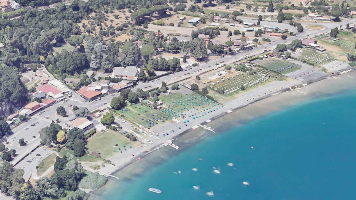 Castel Gandolfo, via della Spiaggia del Lago, su cui si trovano importanti ristoranti