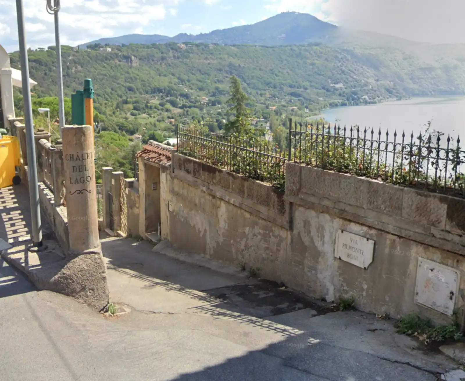 Castel Gandolfo, la strada con vista mozzafiato sul lago non sarà più pedonale