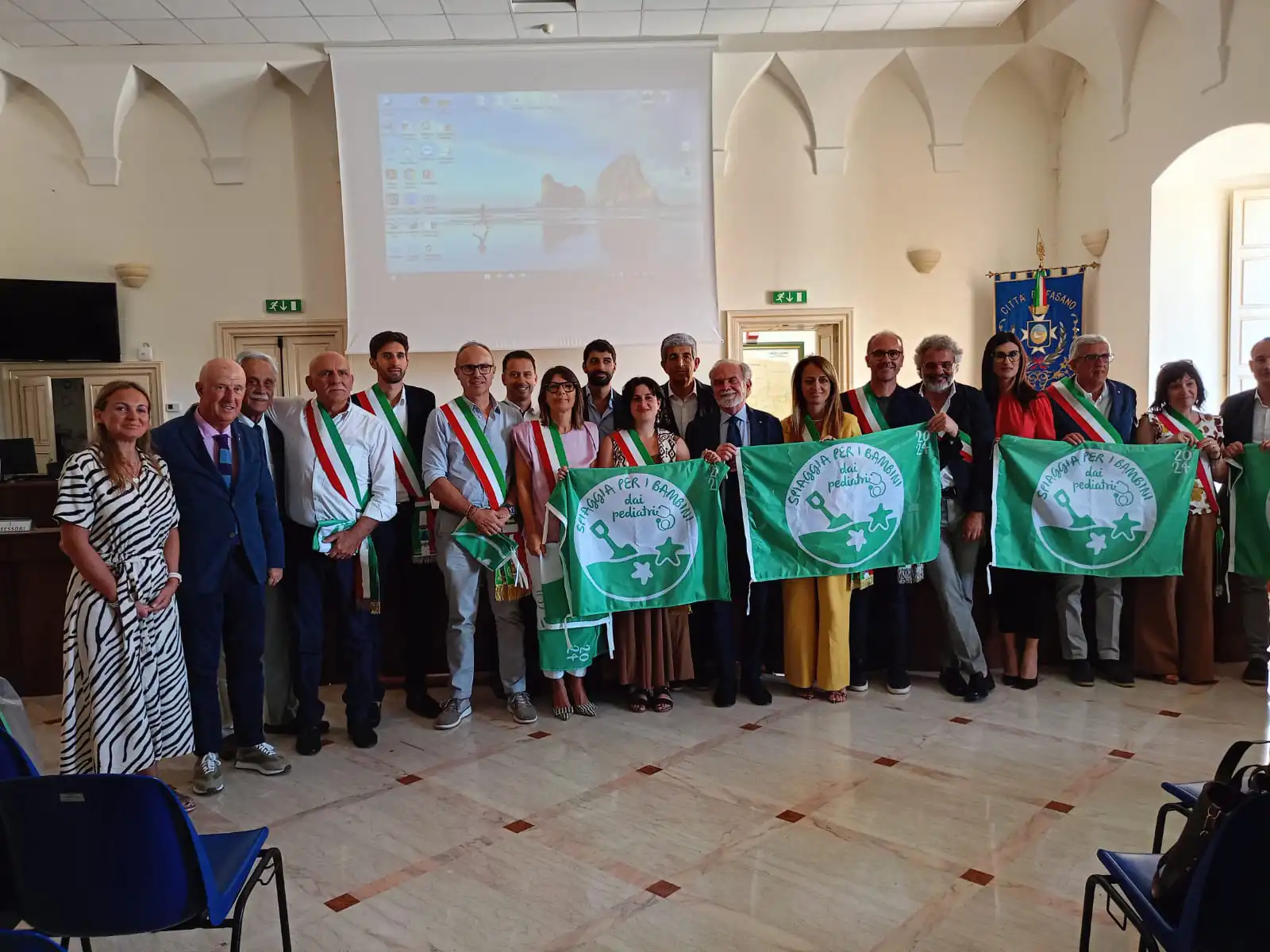 Un momento dell'assegnazione della bandiera verde alla cerimonia tenutasi a Fasano il 6 luglio 2024