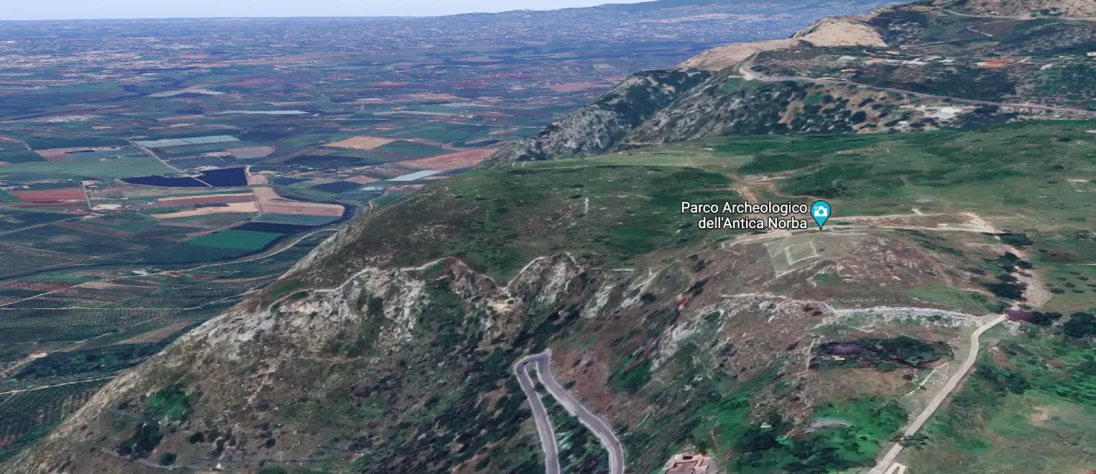 Veduta panoramica della collina con il Il Parco archeologico dell'Antica Norba