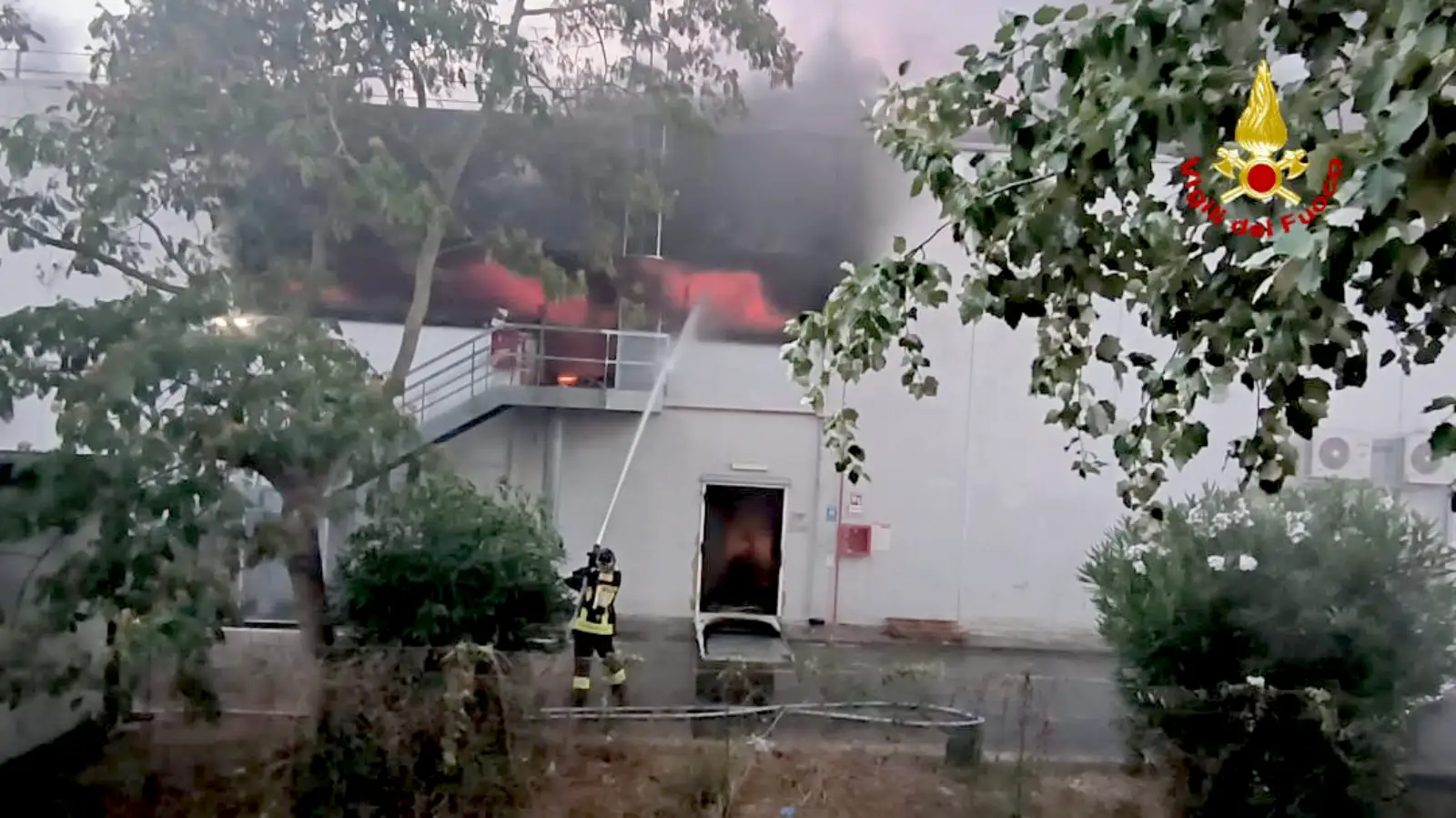 Vigili del fuoco all'opera nello spegnimento dell'incendio del magazzino Farla di Latina