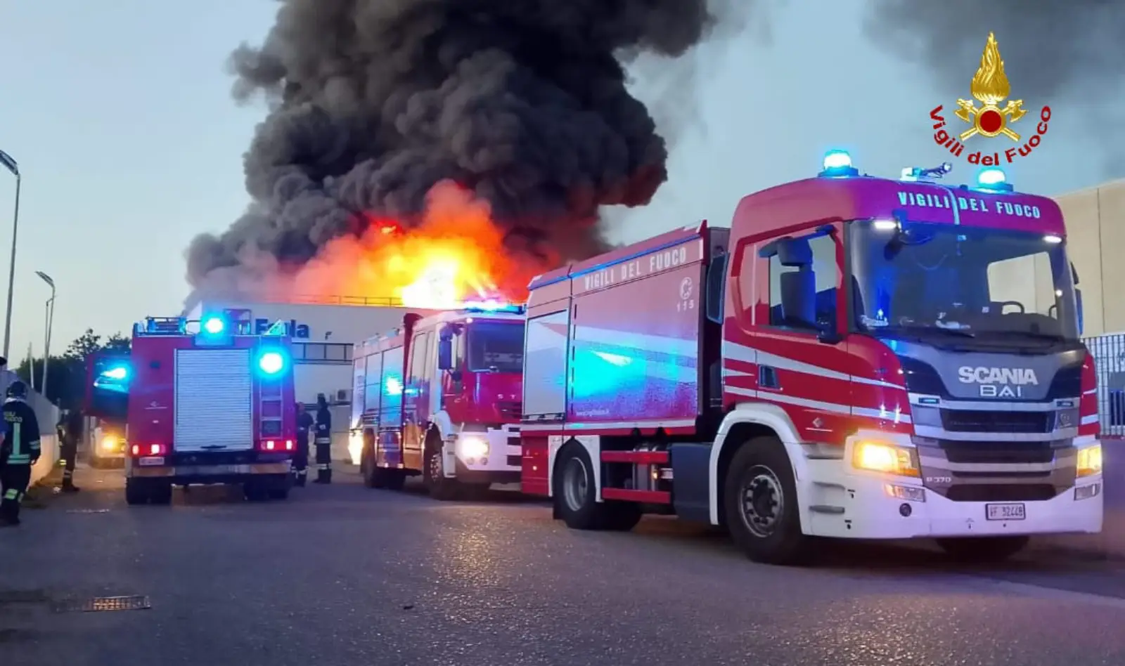 Vigili del fuoco all'opera nello spegnimento dell'incendio del magazzino Farla di Latina