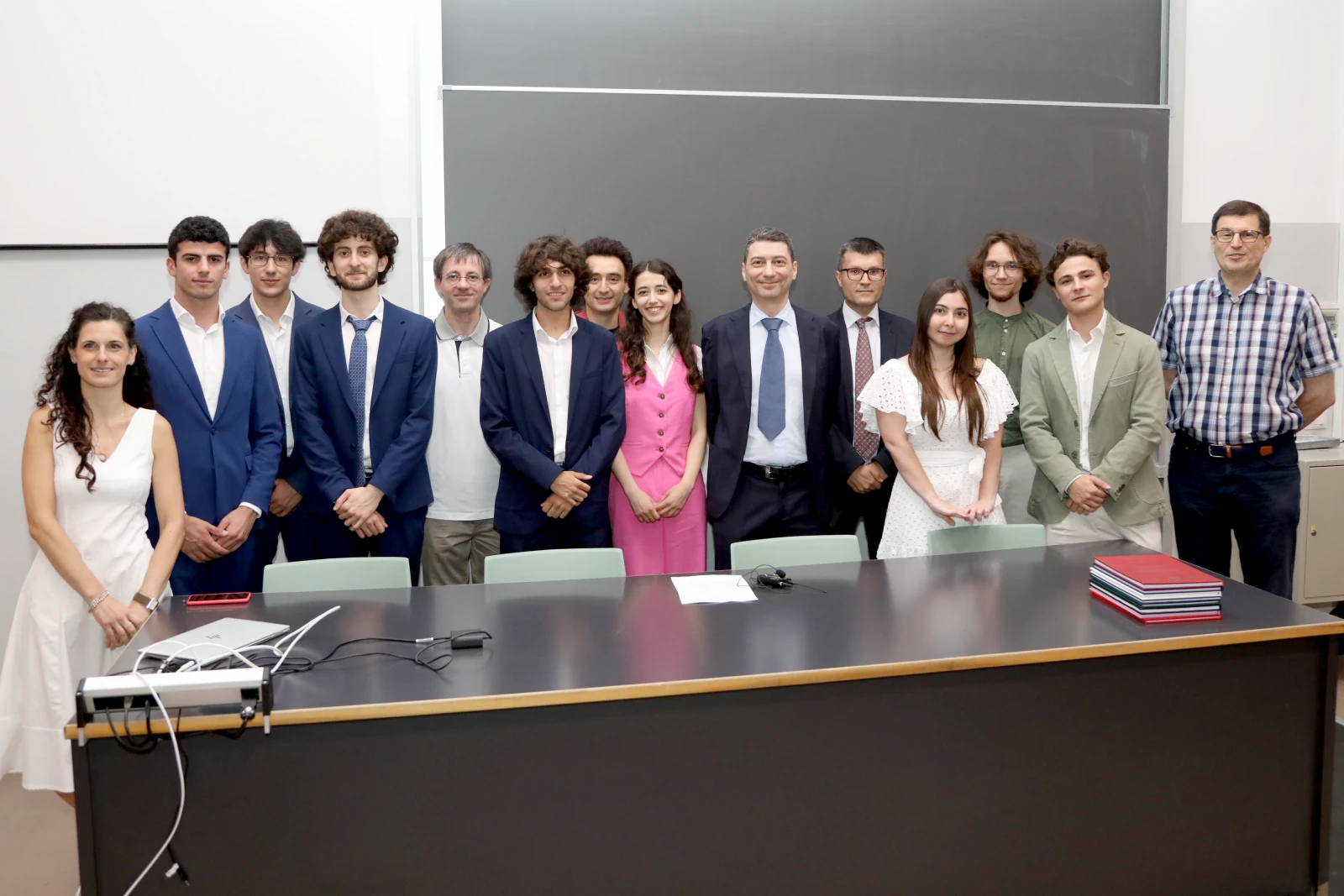 Gli 8 primi laureati in Intelligenza Artificiale in Italia insieme ai professori della Commissione di Laurea