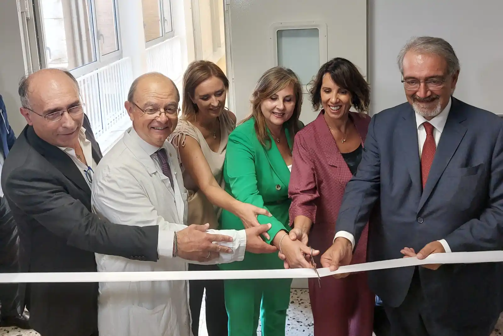 Ilclassico taglio del nastro pr l'inaugurazione del nuovo reparto di cardiologia. Presenti il Prefetto, il Presidente della Regione Lazio e altre autorità