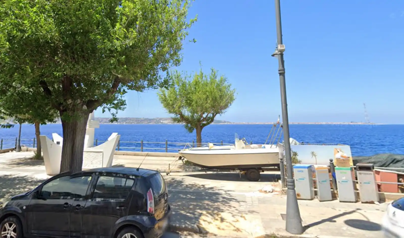 Cannitello, il monumento del marinaio (sulla sx) e sullo sfondo (a dx) il traliccio oltre lo stretto di Messina della spiaggia di Torre Faro