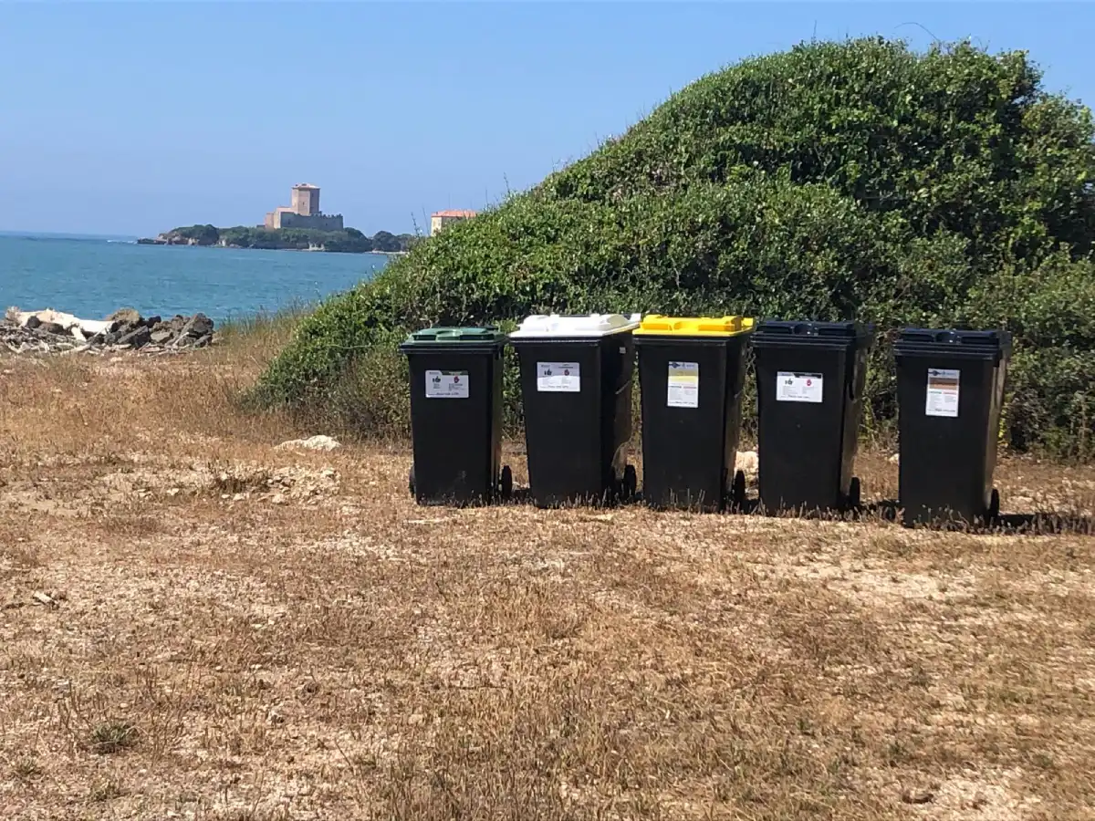 Secchioni per la raccolta differenziata nell'oasi di Torre Astura