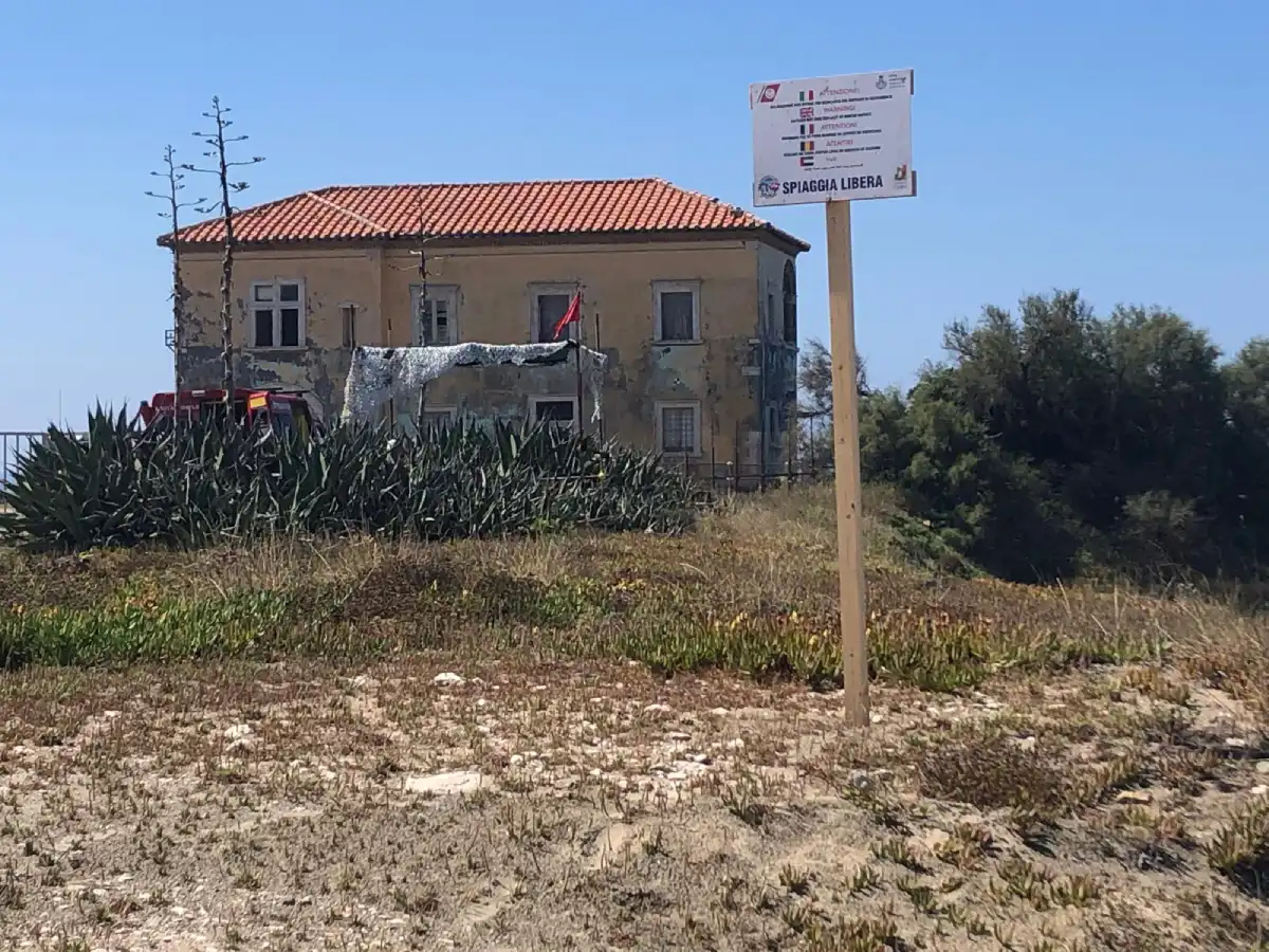 L'autoambulanza presente a Torre Astura