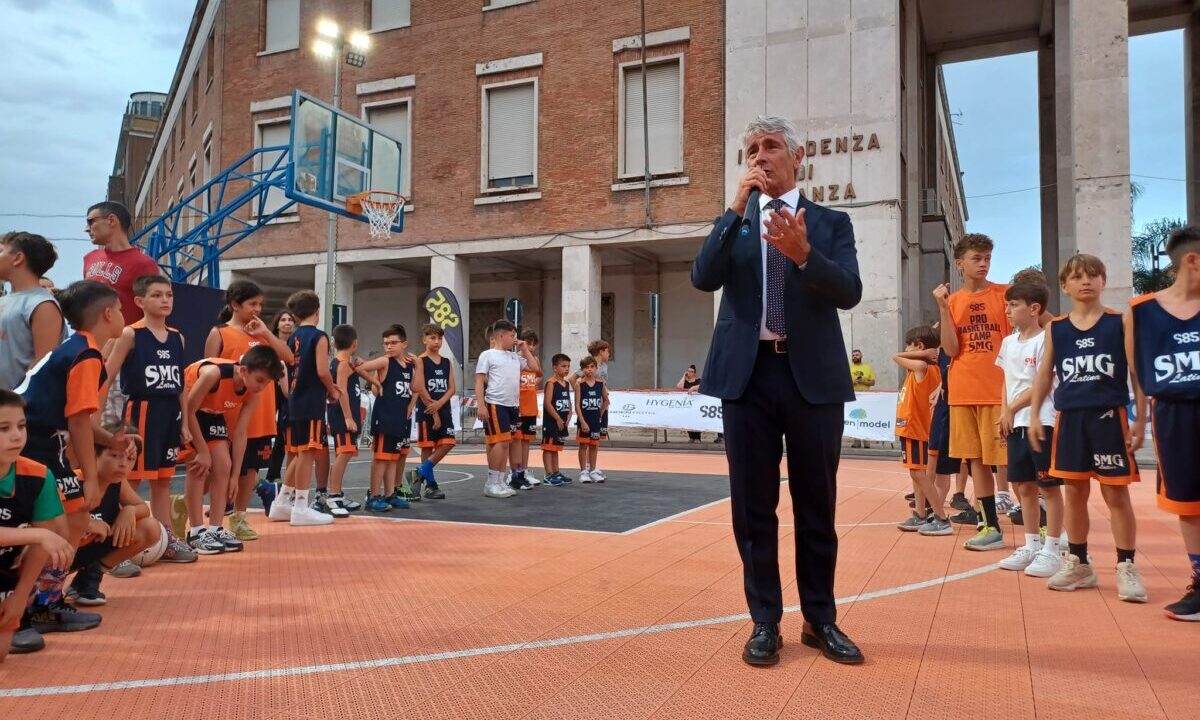 Il ministro dello Sport a Latina per il torneo di basket : «Il Comune migliori le sue infrastrutture»