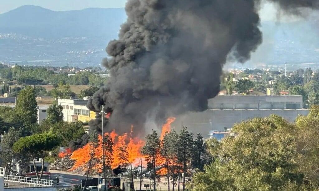 Incendio all’azienda di rifiuti ad Anzio, arrivano le analisi sull’aria: e non sono buone
