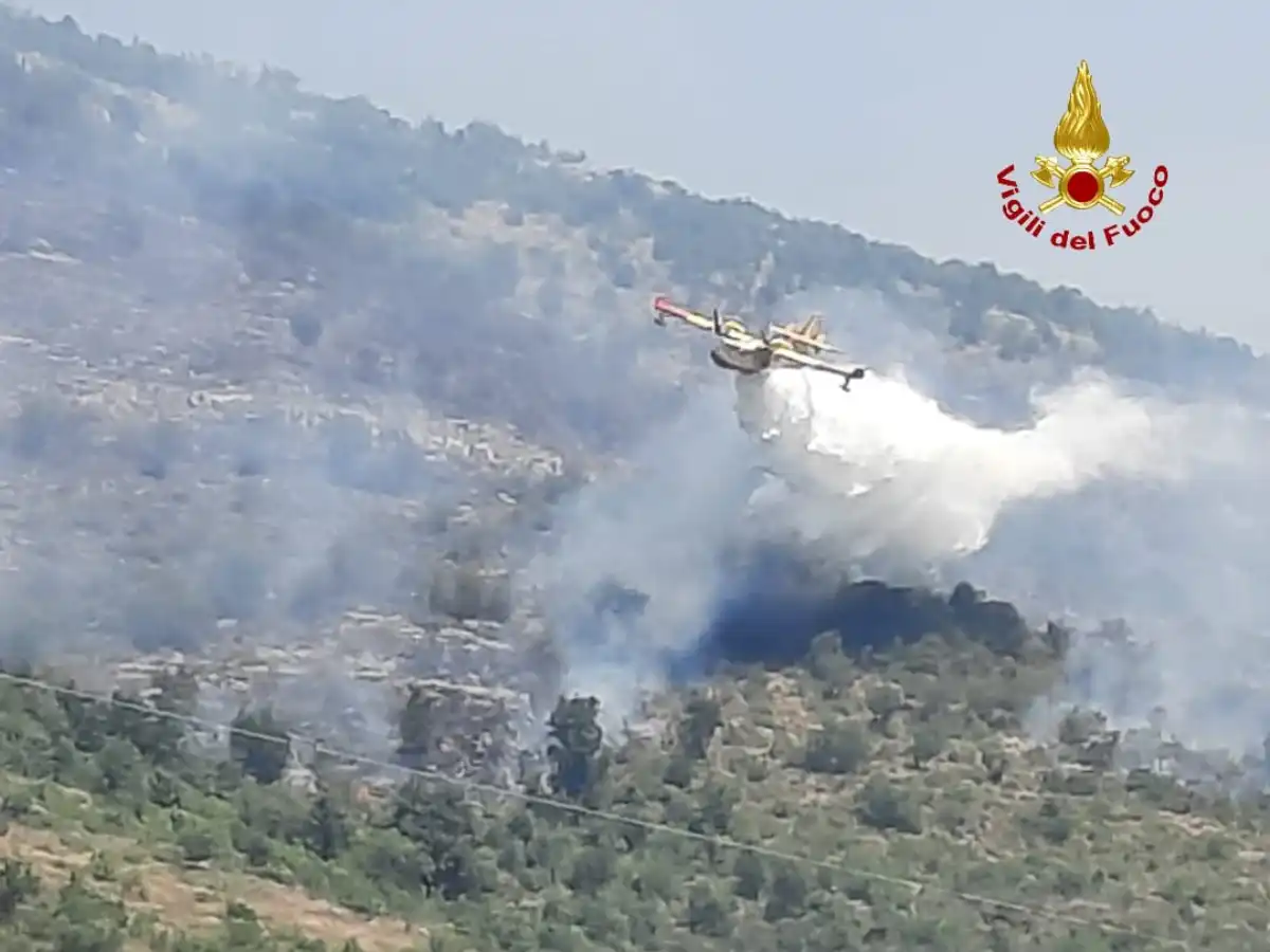 Un canadair versa acqua per spegnere un incendio a Lenola