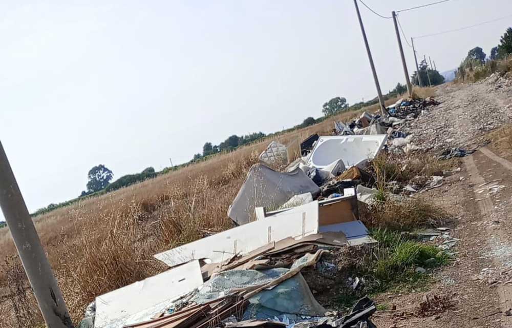 Ardea, il Comune costretto a chiudere la strada: troppi abbandoni di rifiuti