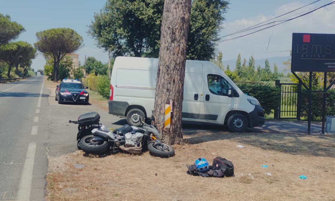 Appia, scontro moto-furgone: un morto. Conducente arrestato: era drogato