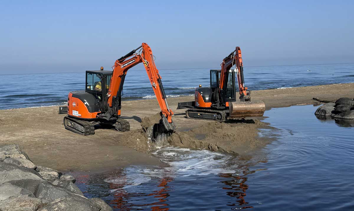 Riaperta la foce del canale: escavatori in spiaggia ad Ardea