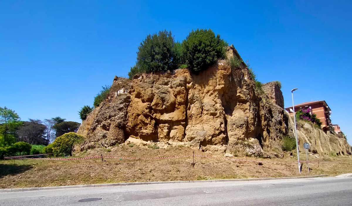 Blocchi di tufo si staccano dalla rupe antica di Ardea: area transennata