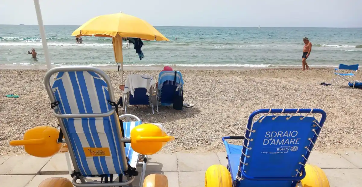 Particolare di una delle spiagge attrezzate per disabili, con le sedie JOB in evidenza