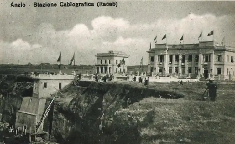 Come appariva nel 1925 la stazione cablografica ad Anzio. Panoramica della torretta che sovrasta il tunnel da cui partiva il cavo. In cima il belvedere, oggi rimodernato.