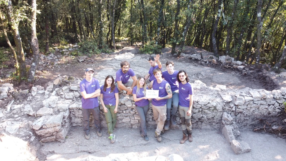 Il team di scavo presso il sito archeologico di Sant'Andrea a Campodimele, in provincia di Latina, dove sono state ritrovate le ossa 