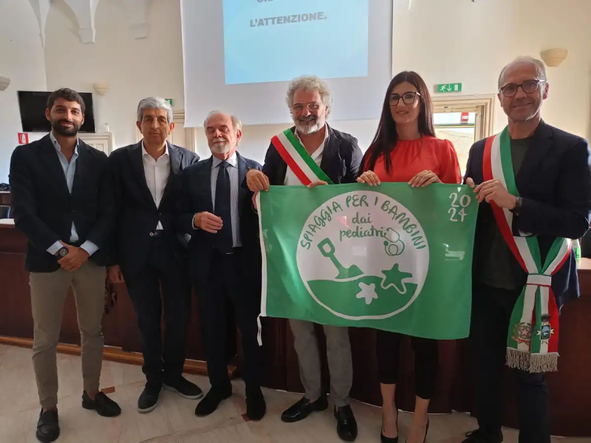 La Bandiera Verde consegnata nelle mani del Sindaco di Terracina e dell'Assessore al Turismo