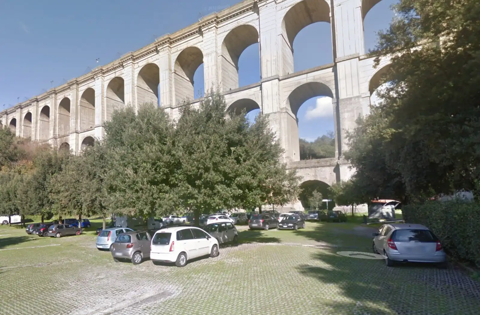 Ariccia area parcheggio sotto il ponte monumentale