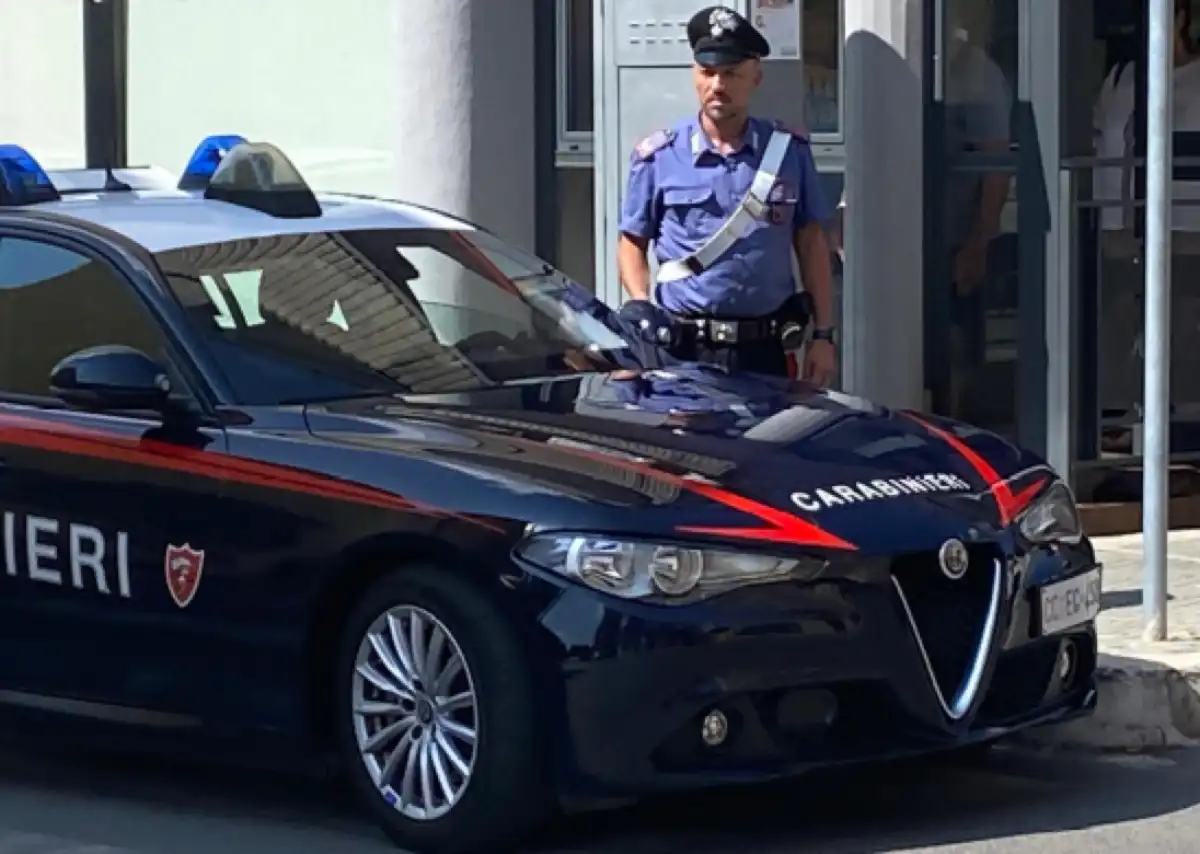 Carabinieri davanti la pizzaria di via Crollalanza ad Aprilia