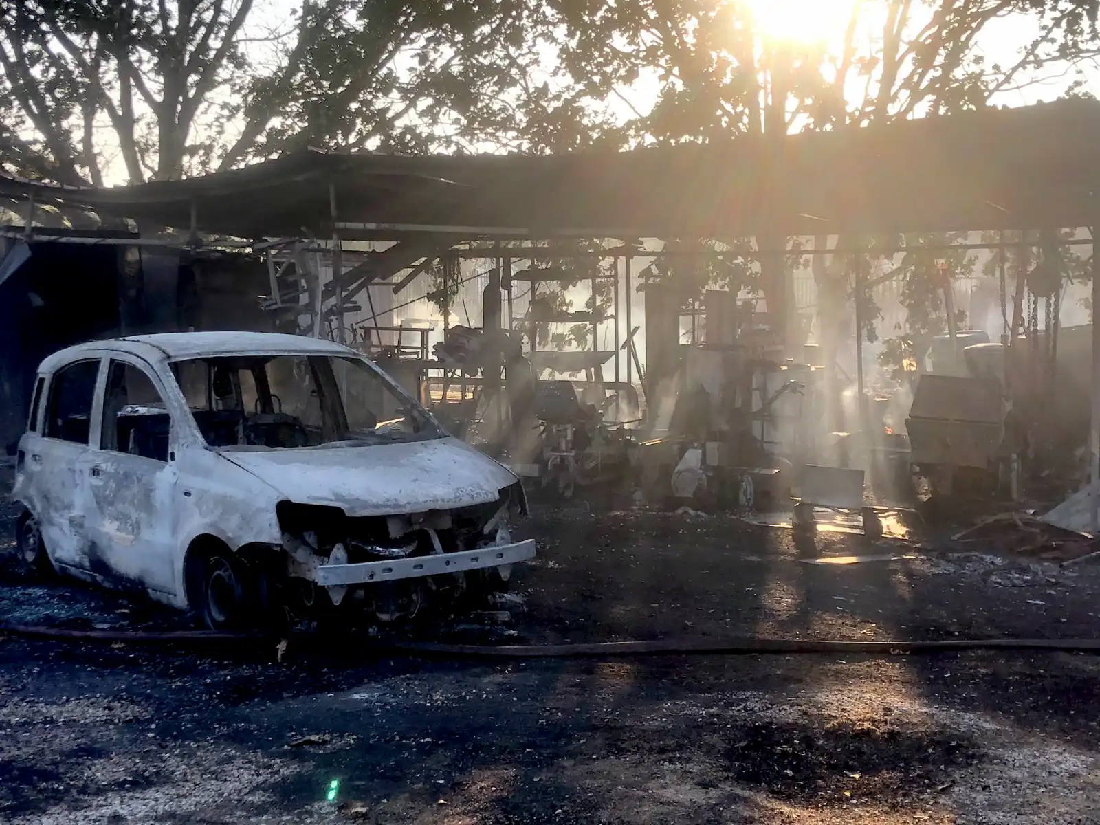 Latina, Fiat Panda carbonizzata nell'incendio in via Boccherini, quartiere Q4 Latina