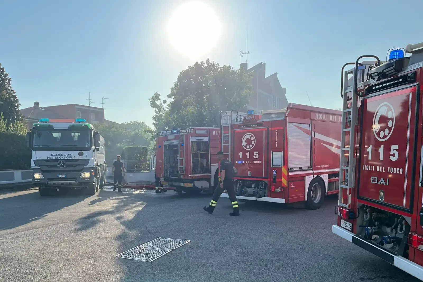 Latina, i mezzi dei Vigili del Fuoco sul luogo dell'incendio