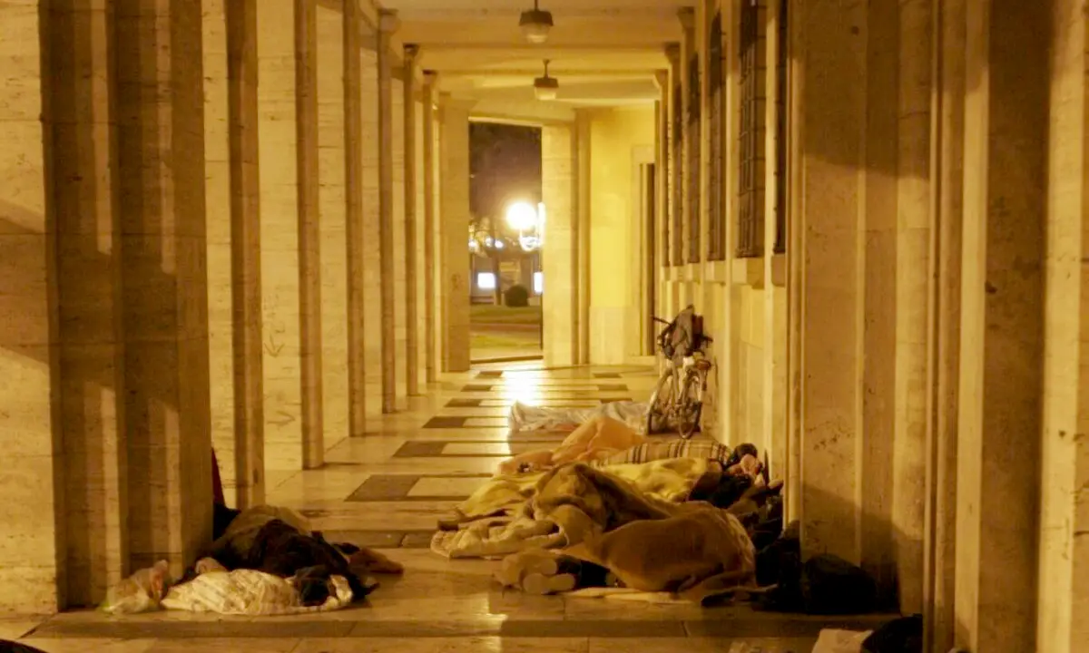 Latina, via i senzatetto dalle strade: «Non rispettano la necessità di lavarsi»