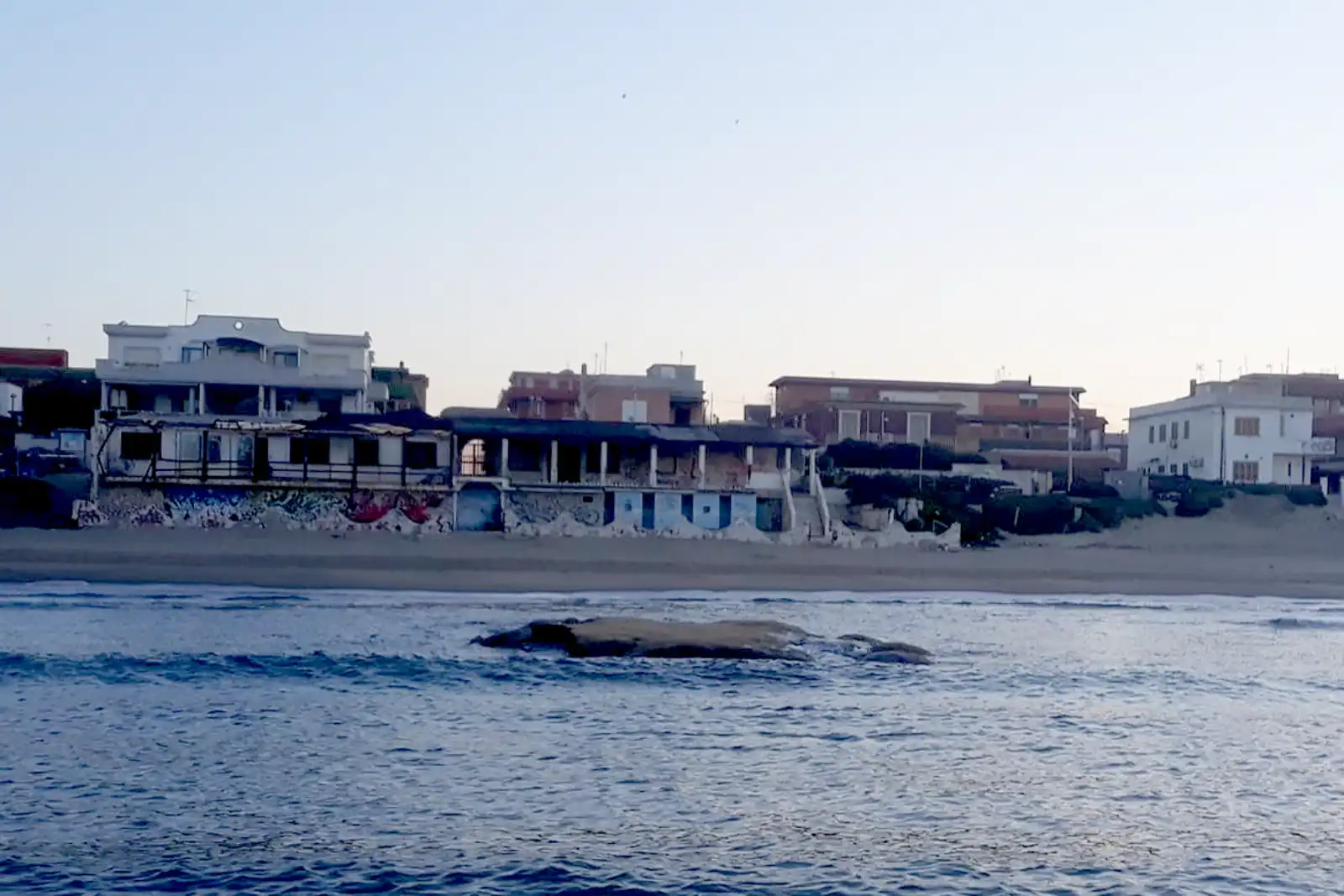 Torvaianica, lo scoglio davanti al Sunset Beach