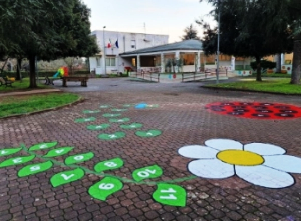 area dell'infanzia dipinta da Agnese Battistin alla scuola dell'infanzia "L. Pirandello"