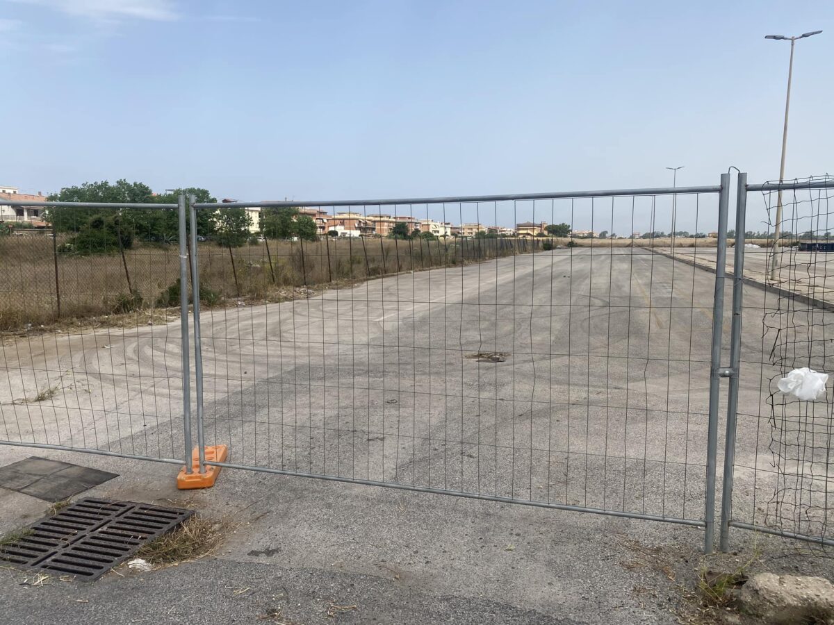 Ardea, resta chiuso il parcheggio pubblico al mare... multate le auto in sosta in strada