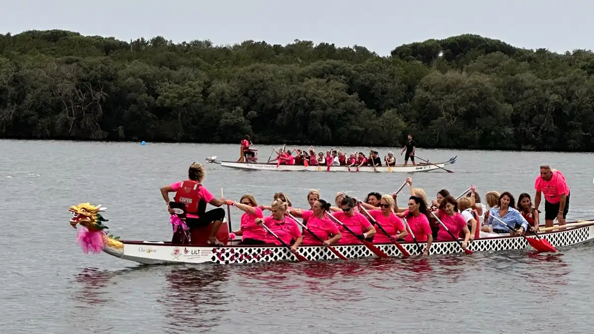 Due Dragon Boat sul lago di Paola con il loro equipaggio