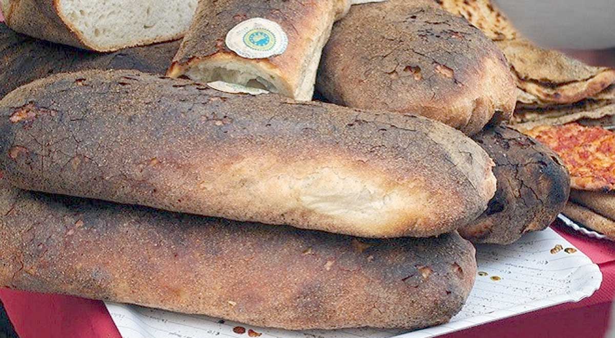 Genzano, i tipici filoni di pane casareccio igp locali, uno dei simboli enogastronomici dei Castelli Romani