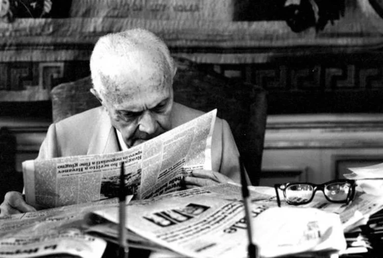 Il Presidente della Repubblica Sandro Pertini legge il giornale