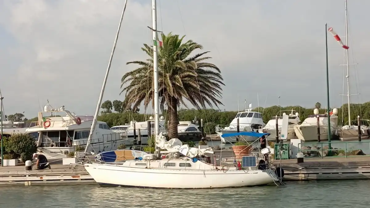 l'imbarcazione Safari portata in salvo al Porto Romano, Fiumicino.