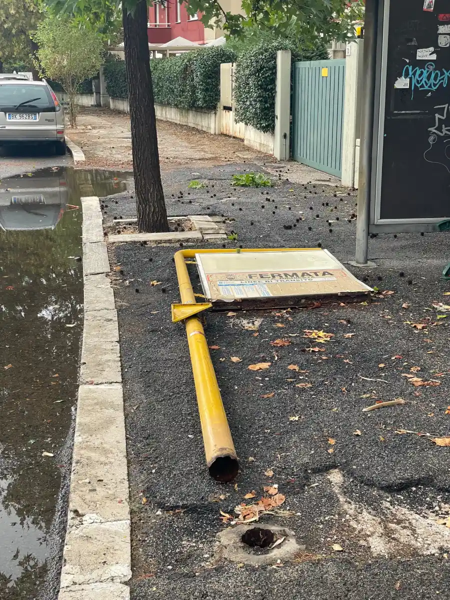 Palo della fermata dell'autobus divelto per il maltempo a Latina