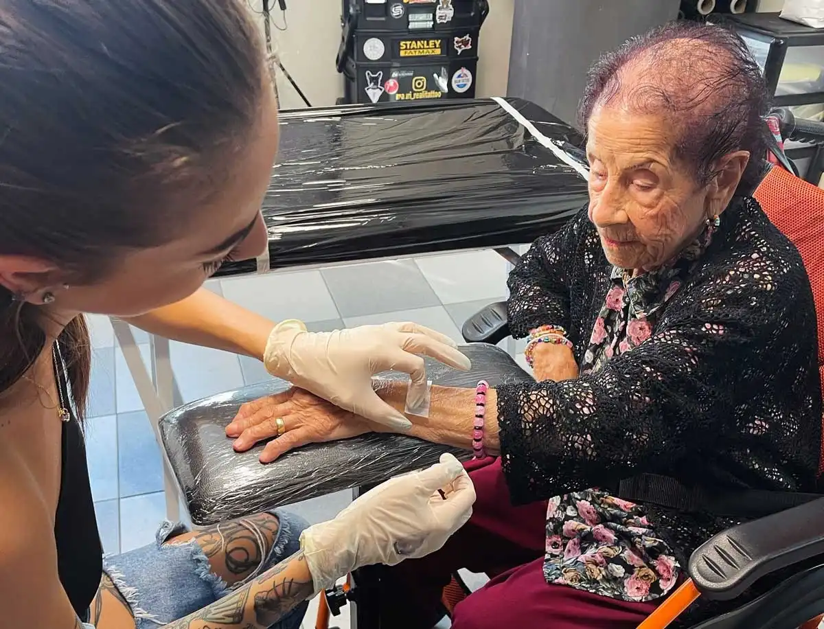 L'incredibile storia di Emma, da Latina: si regala un tatuaggio per i suoi 99 anni